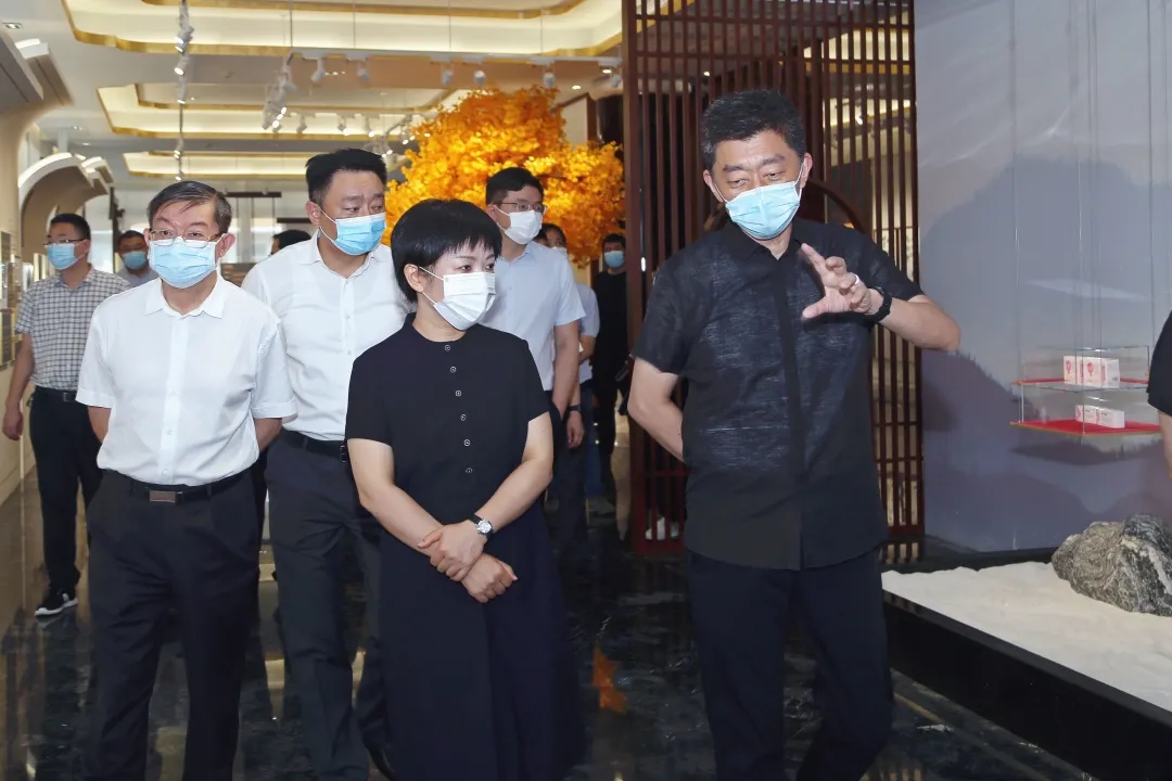 泰州代市长赴扬子江药业调研,徐镜人之子首次以接班人身份露面