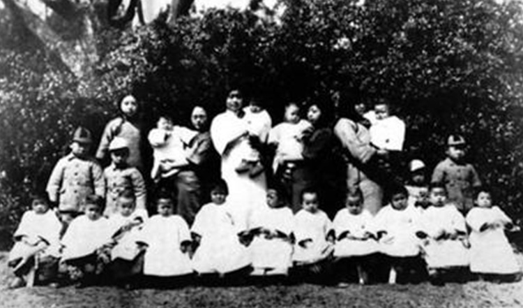 1931年大同幼稚园部分保育员与幼儿。二排左一、右一、右二分别为毛岸英、毛岸青和毛岸龙