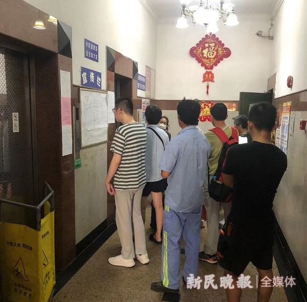 25层高楼两部电梯坏了一部,换新电梯要等两三个月,烦人!
