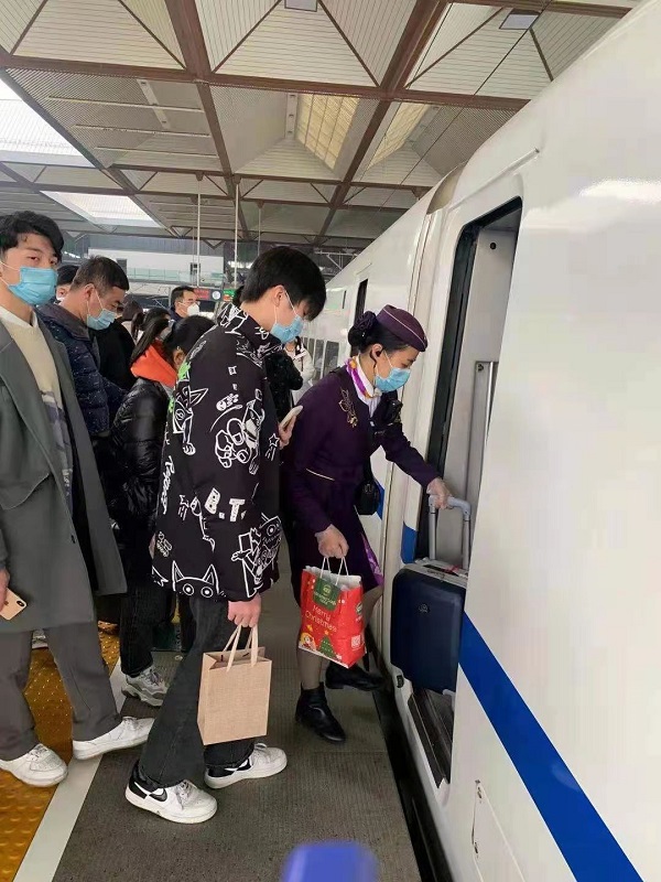 高铁女列车长智擒小偷这波操作简直是教科书级