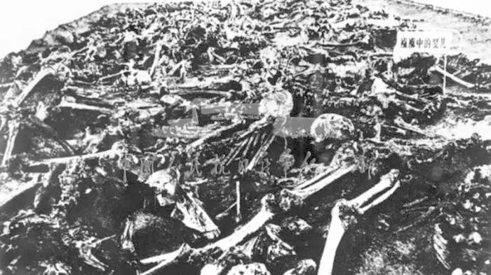 资料图:1932年9月16日,日军在辽宁抚顺平顶山村集体屠杀村民3000余人