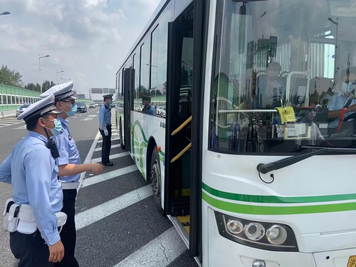 郑州交警集中警力对二七商圈及周边交通秩序开展全面治理-大河网