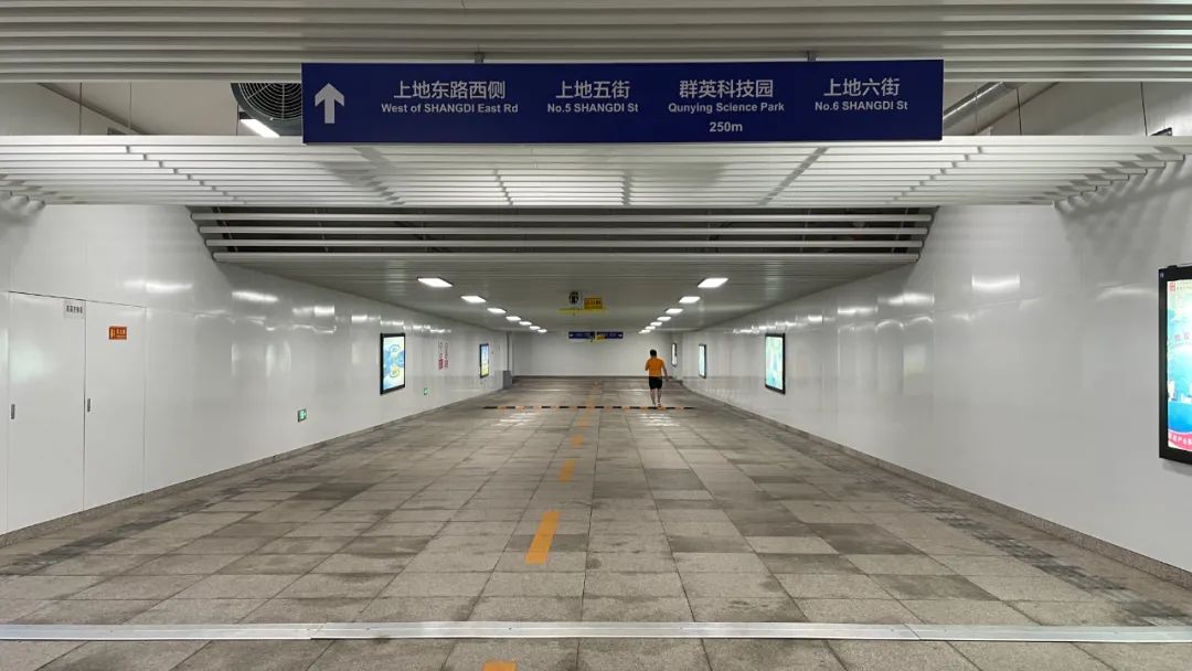 通过楼梯走进地下通道,里面宽敞明亮.