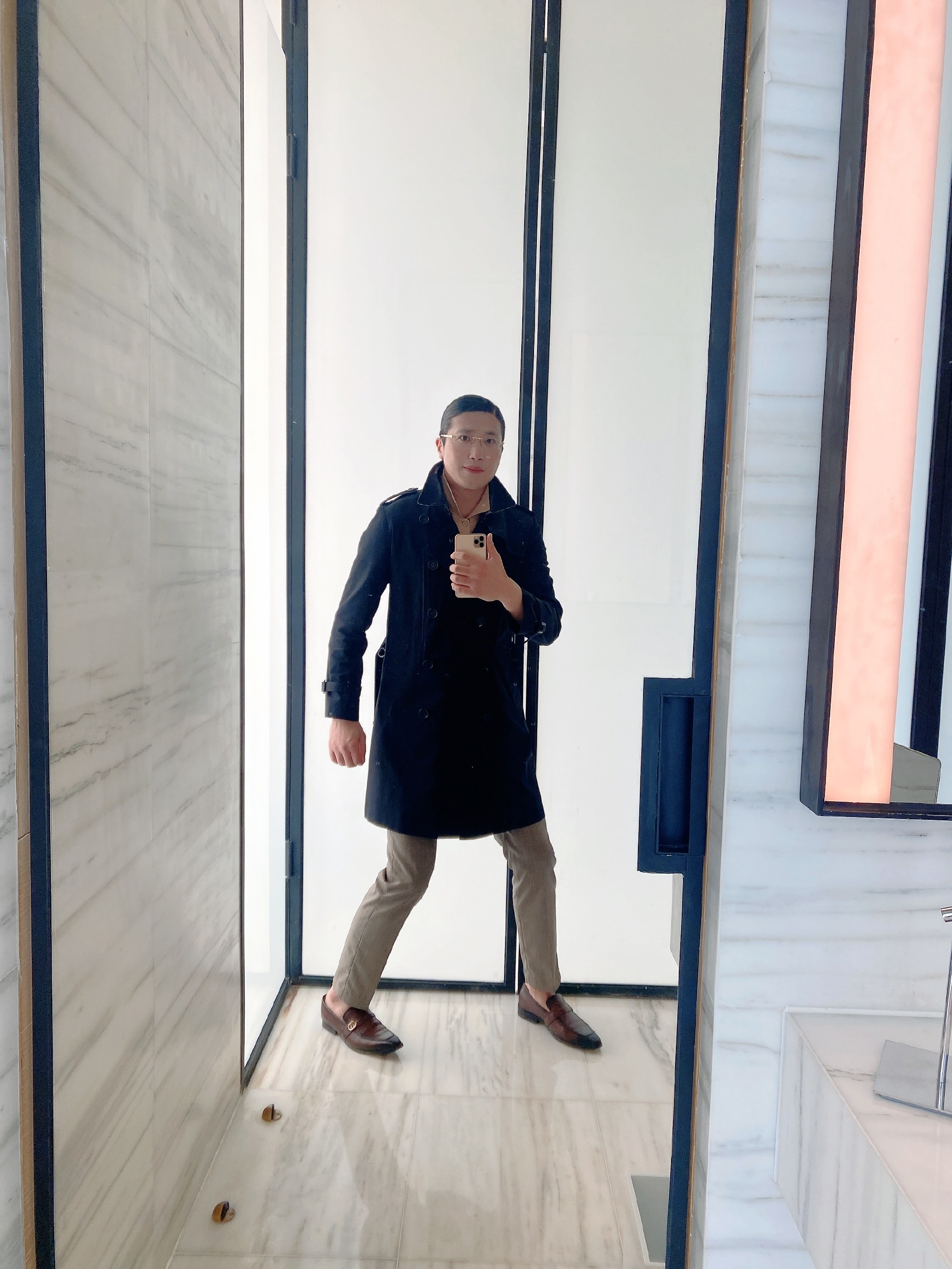 徐勤根怪异的拍照姿势 来源：微博can_徐先生