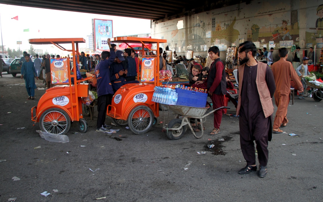 这是8月20日拍摄的阿富汗喀布尔的一处市场。新华社 图