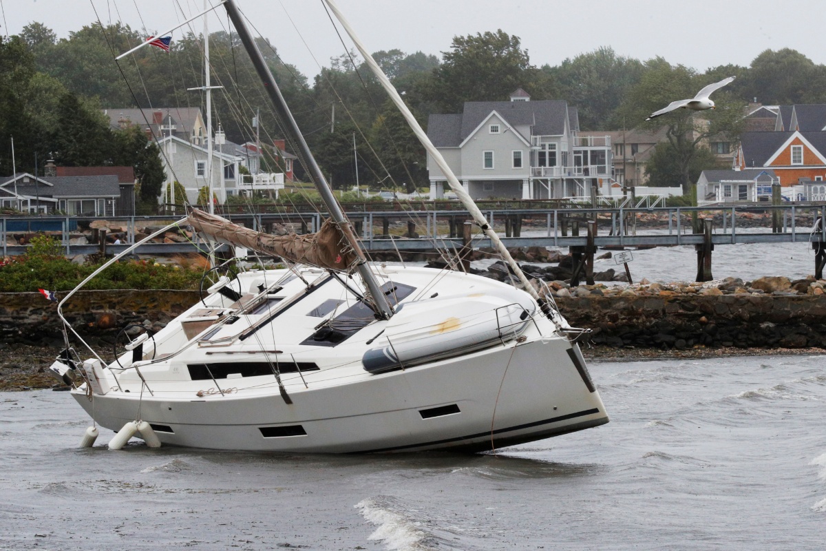 飓风"亨利"在美国罗德岛登陆 船只倾覆掀起狂风巨浪