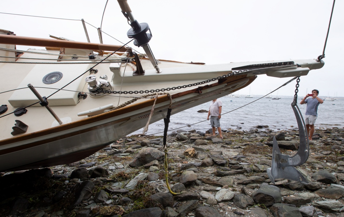 飓风"亨利"在美国罗德岛登陆 船只倾覆掀起狂风巨浪