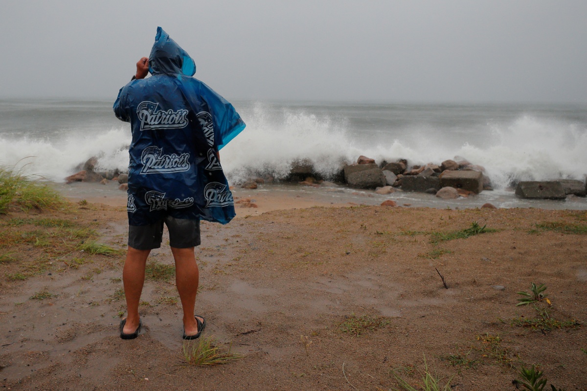 飓风"亨利"在美国罗德岛登陆 船只倾覆掀起狂风巨浪