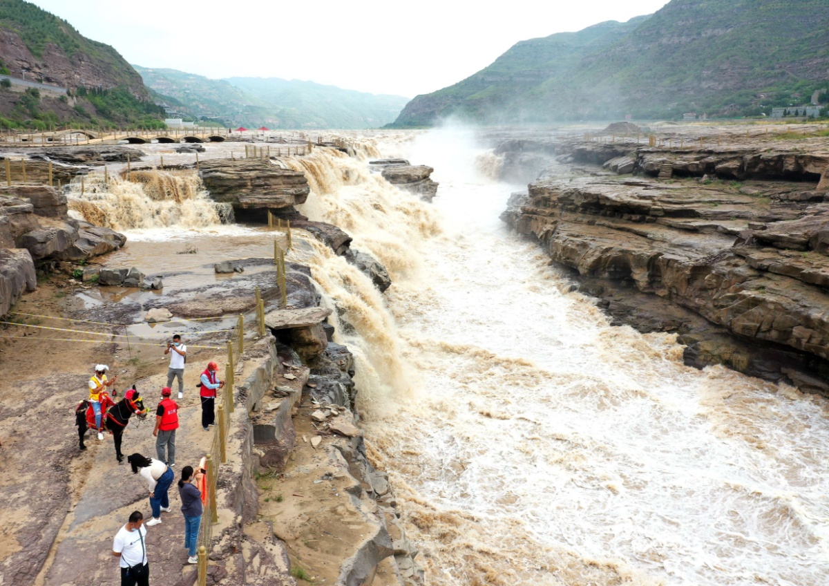 受上游降雨增多影响 黄河壶口瀑布水量增大