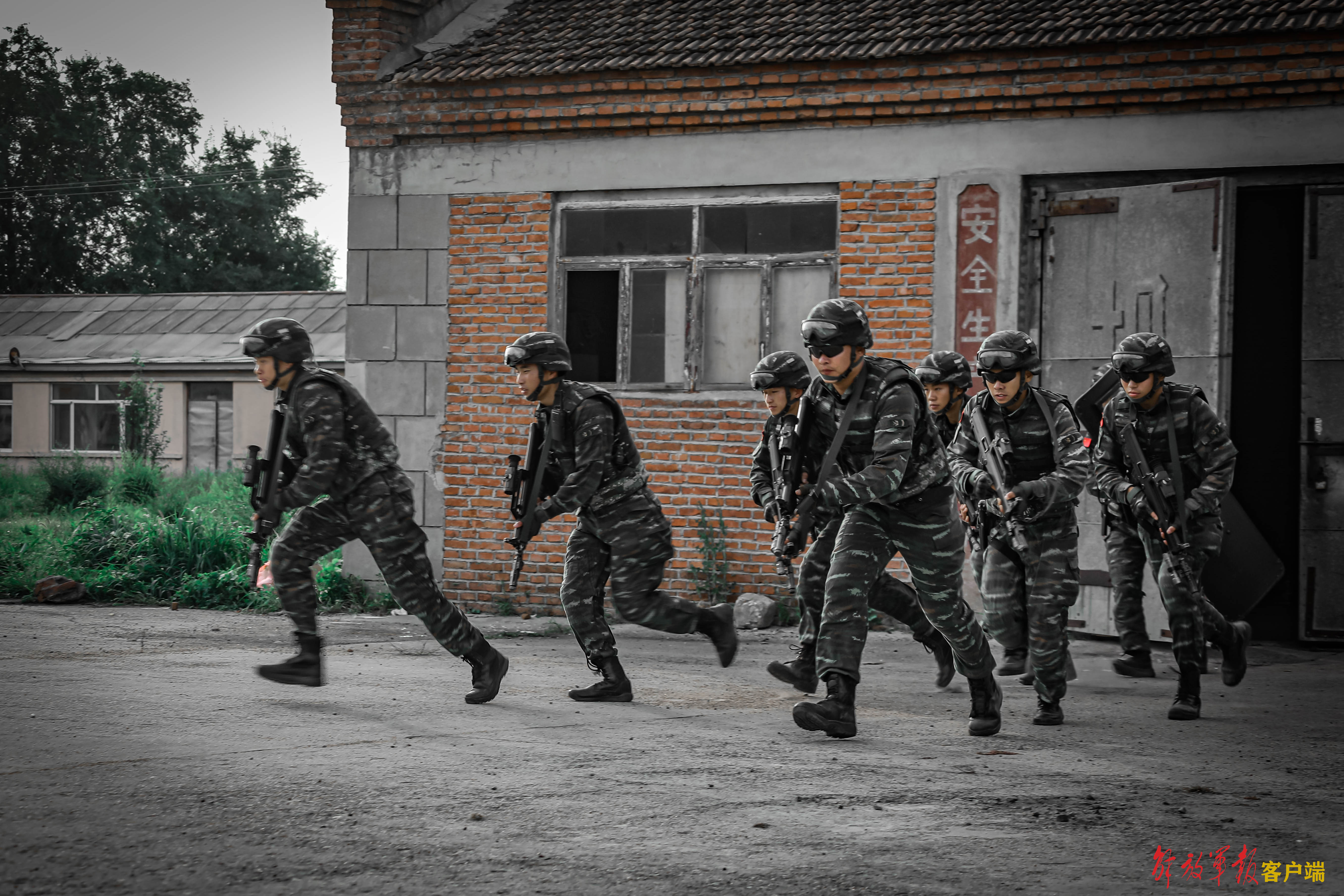 致敬!大兴安岭火情多发 武警连续奋战扑灭多起森林火灾|大兴安岭|森林火灾|火场_新浪新闻