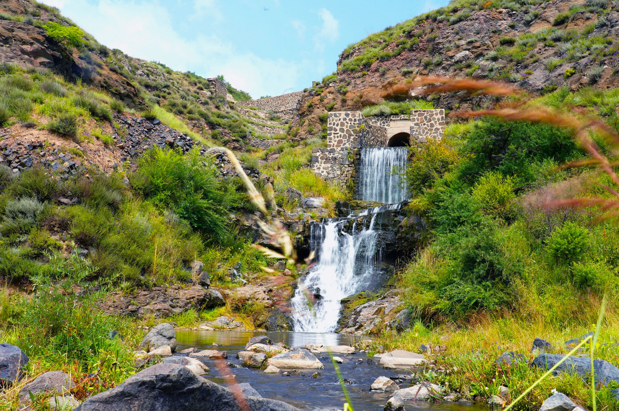 向阳水库如白绸飘然而下 连椿蜚摄草原天路路旁风景 连椿蜚摄天路之眼