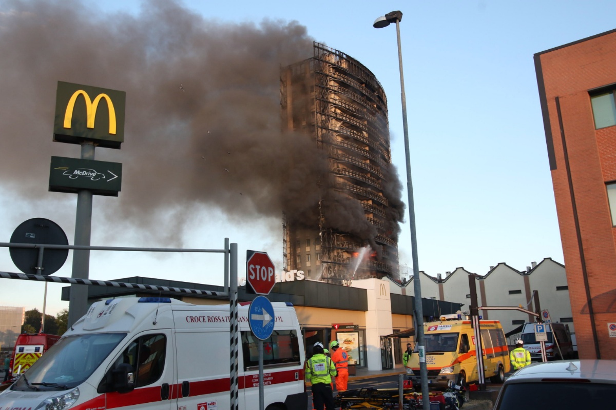 意大利米兰市郊一高层建筑突发大火 现场浓烟滚滚