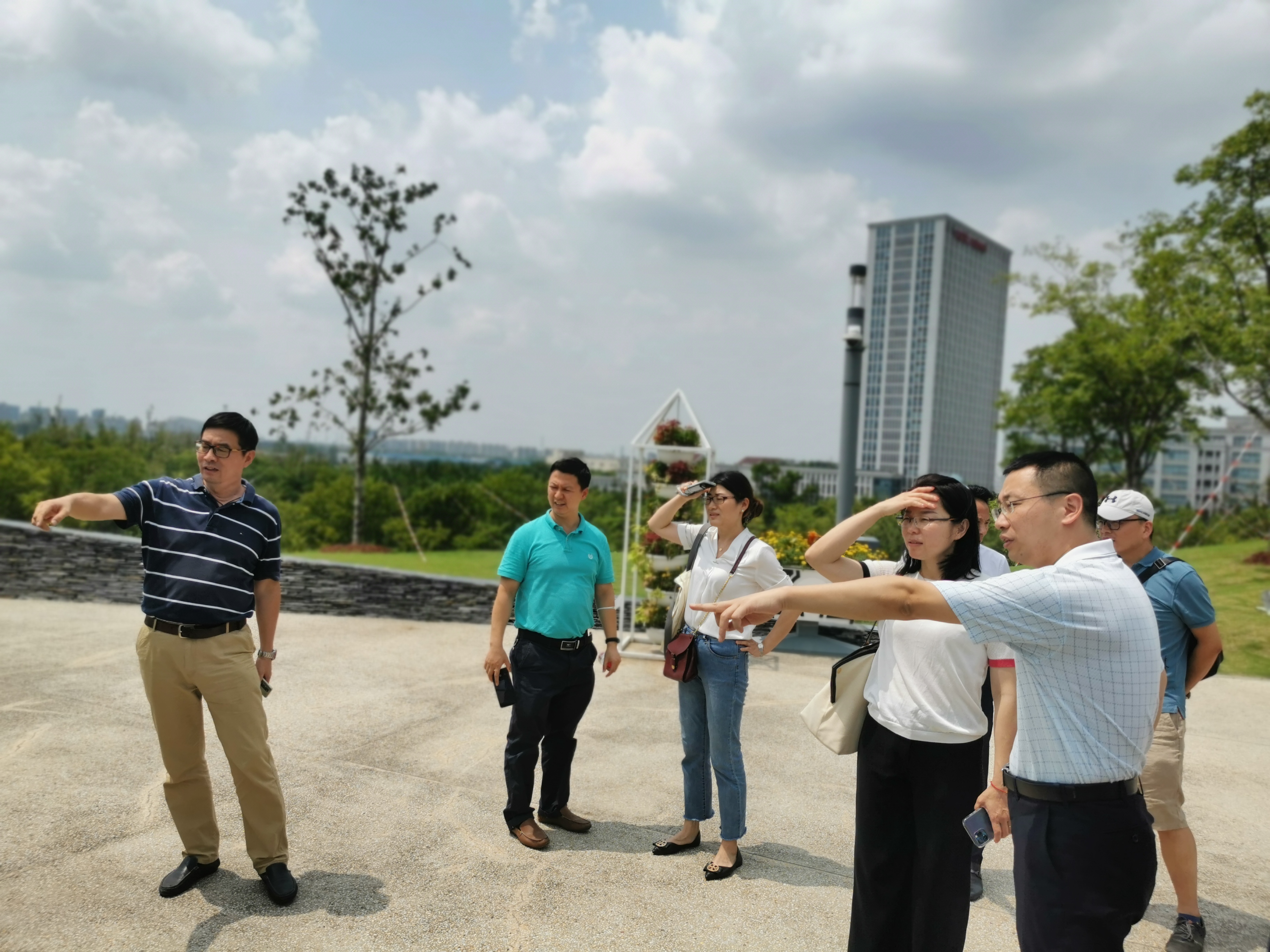 伏晴艳一行先后来到改建后的曹杨和桃浦空气自动监测站,检查了改建后