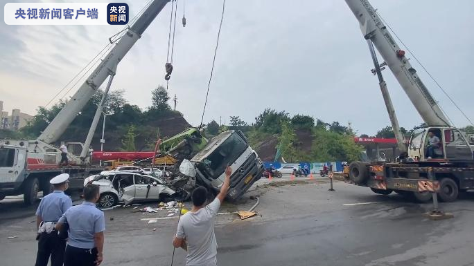 四川达州：泵车侧翻压住小轿车 消防紧急救援被困人员 4080