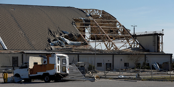 廷德尔基地受损的机库，整个基地恢复需要三到五年时间。