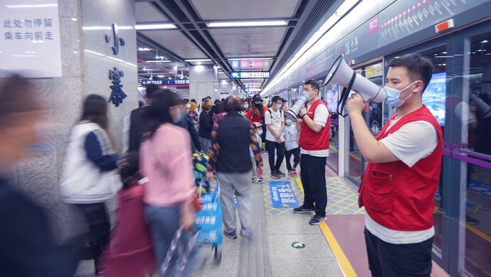 “女乘客被保安拖拽”引争议，西安地铁回应