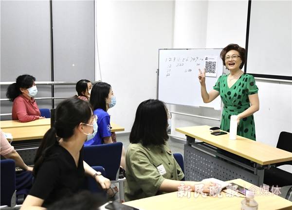 沪语课上，老师在教学员们二的上海话发音-王凯_副本.jpg