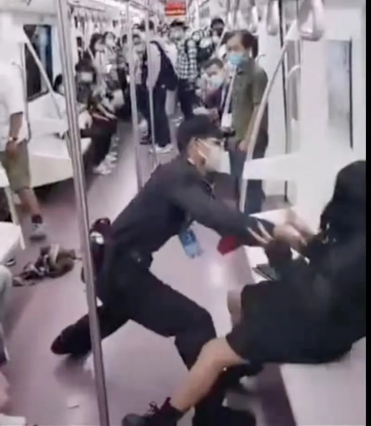 光明日报谈西安地铁事件：人们为什么忍不了地铁上衣不蔽体？