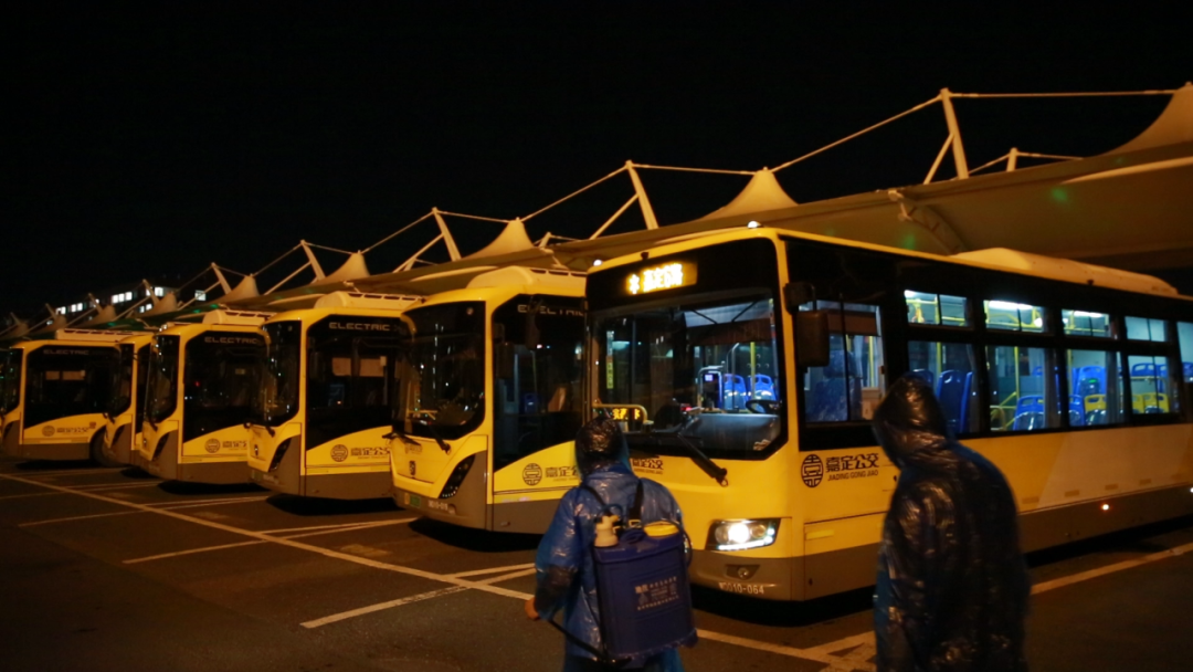 6小时"消杀"约250辆车 深夜的公交站竟然如此忙碌
