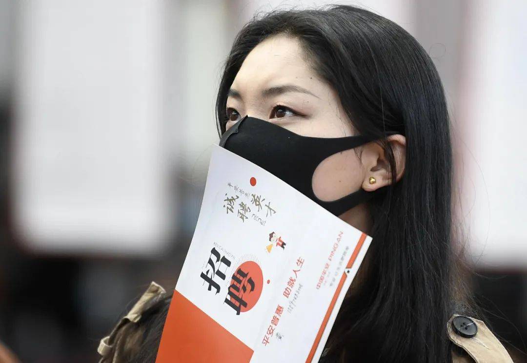 4月23日,青海民族大学毕业生在招聘会现场查看企业招聘信息 张龙摄