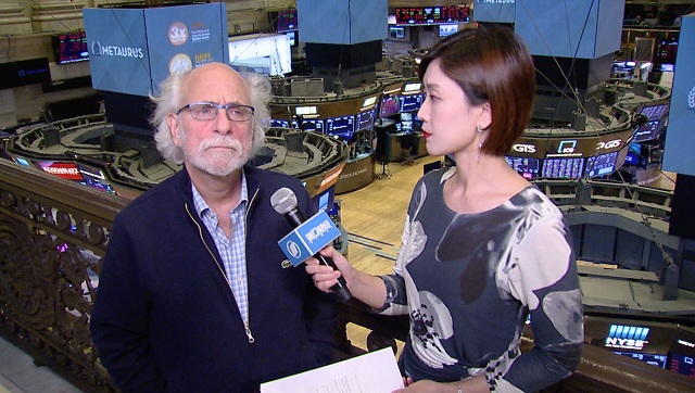 第一财经记者李爱琳(右)在纽交所进行采访