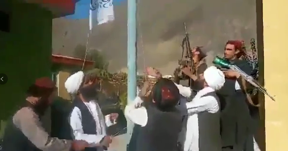 塔利班成员在潘杰希尔省省长办公室前升旗
