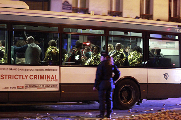 当地时间2015年11月13日，法国巴黎，巴塔克兰剧院发生人质劫持事件，幸存者乘坐大巴离开。人民视觉  资料图