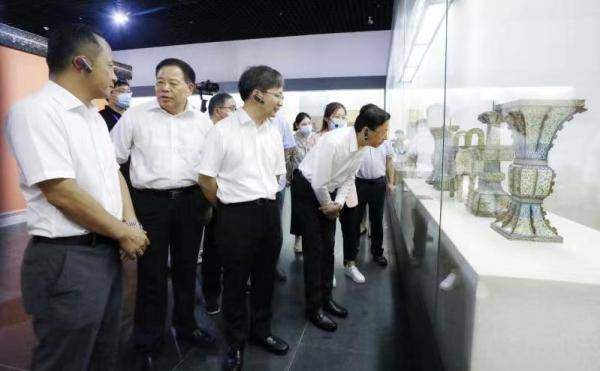 活动嘉宾参观“孔子文化展”。