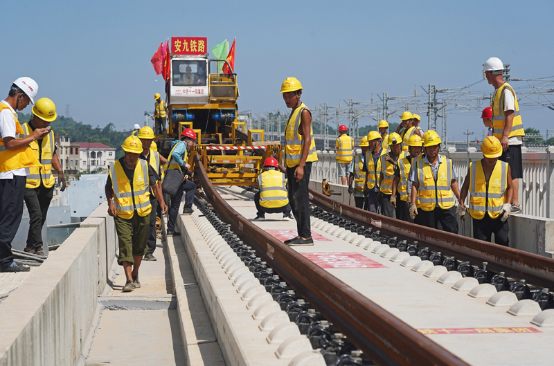 高铁建设铺轨忙