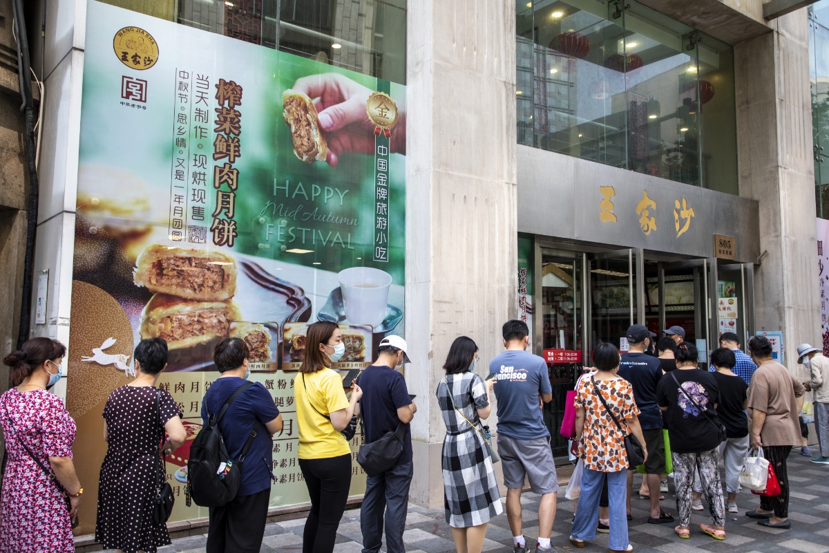 上海市民排队购买老字号鲜肉月饼