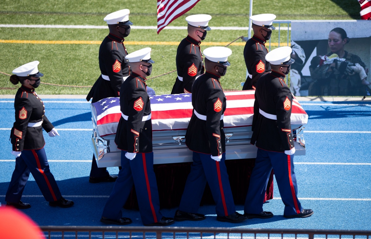 美国马萨诸塞州举行喀布尔机场遇难美军葬礼