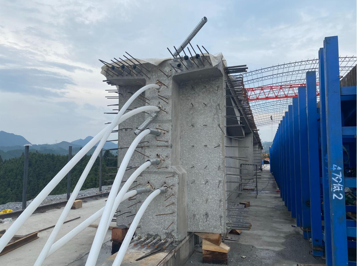 天巴高速公路№2合同段全线首片t梁顺利浇筑