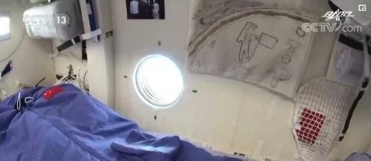 汤洪波在“球景房”vlog中直呼“很激动” 三名航天员给大家送礼物了……请查收