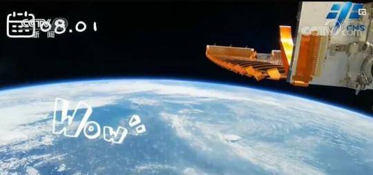 汤洪波在“球景房”vlog中直呼“很激动” 三名航天员给大家送礼物了……请查收