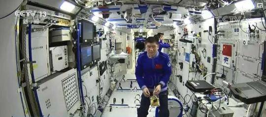 汤洪波在“球景房”vlog中直呼“很激动” 三名航天员给大家送礼物了……请查收