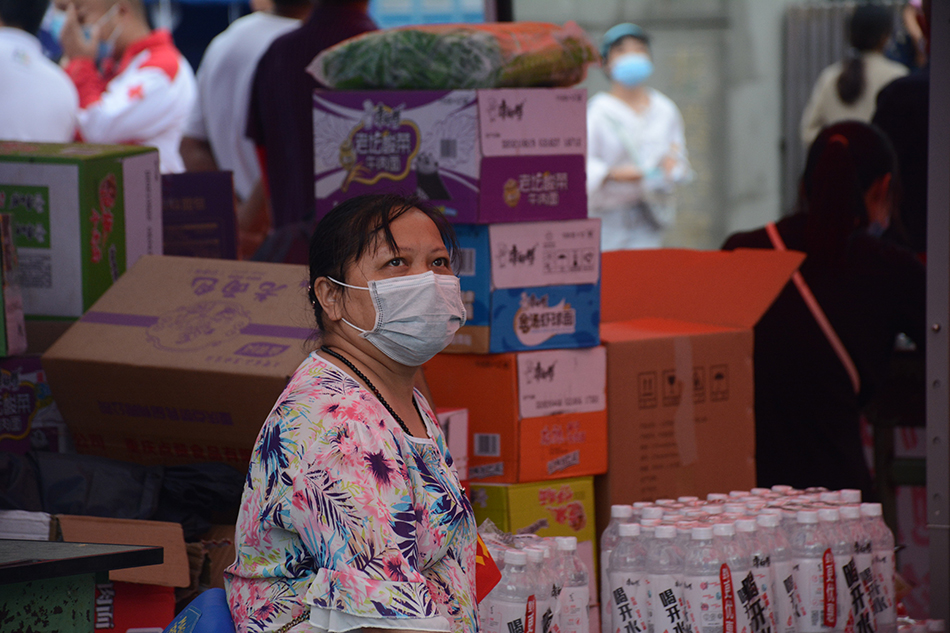 16日,龙脑桥小学安置点物资发放区。本文图片均由澎湃新闻记者 胥辉 摄