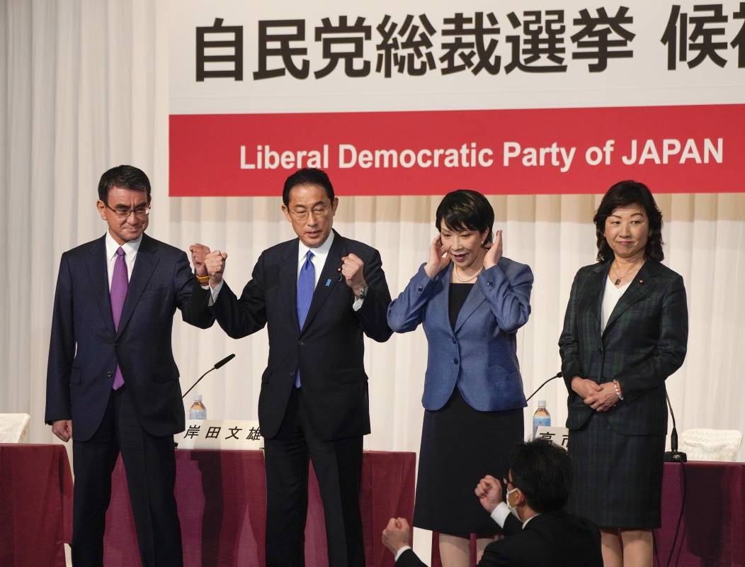 9月17日，在日本东京，日本自民党总裁选举候选人河野太郎、岸田文雄、高市早苗和野田圣子（从左至右）在竞选演讲之后的记者会上合影。 新华社 图