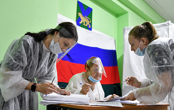 当地时间2021年9月19日，俄罗斯符拉迪沃斯托克，选举工作人员清点选票。人民视觉&nbsp; 图