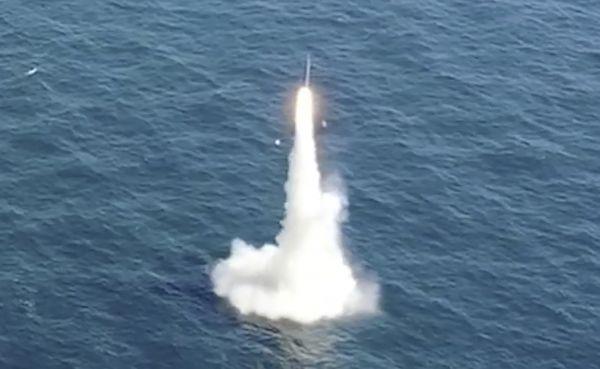当地时间2021年9月15日,韩国,韩国新型潜艇成功试射自主研制的潜射弹道导弹(SLBM)。韩国由此成为全球第七个成功利用潜艇试射潜射导弹的国家。视觉中国