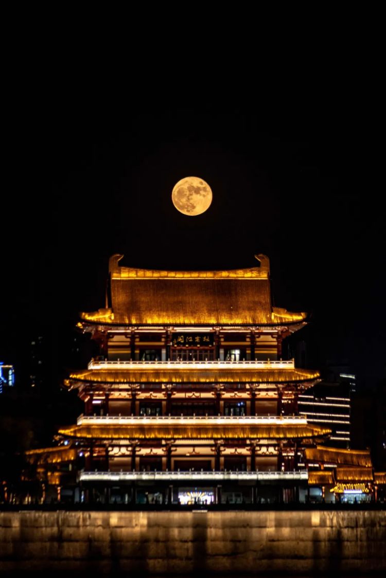 北京图片说明:9月21日晚 北京那是一轮穿越时空的古老月亮,月满西楼