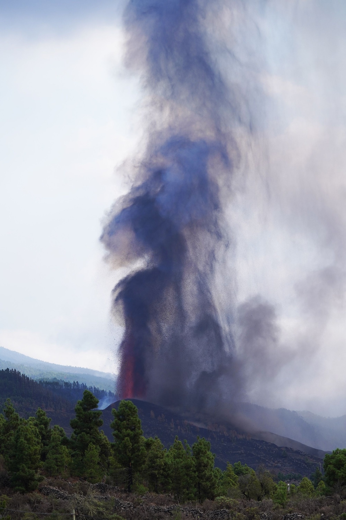 西班牙拉帕尔马岛火山喷发 熔岩吞没房屋