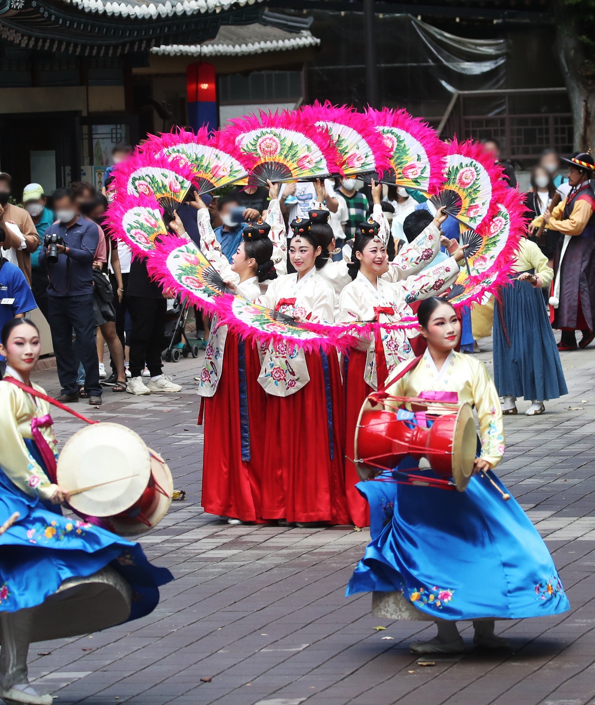 中秋节假期期间 韩国民众在民俗文化村观看表演