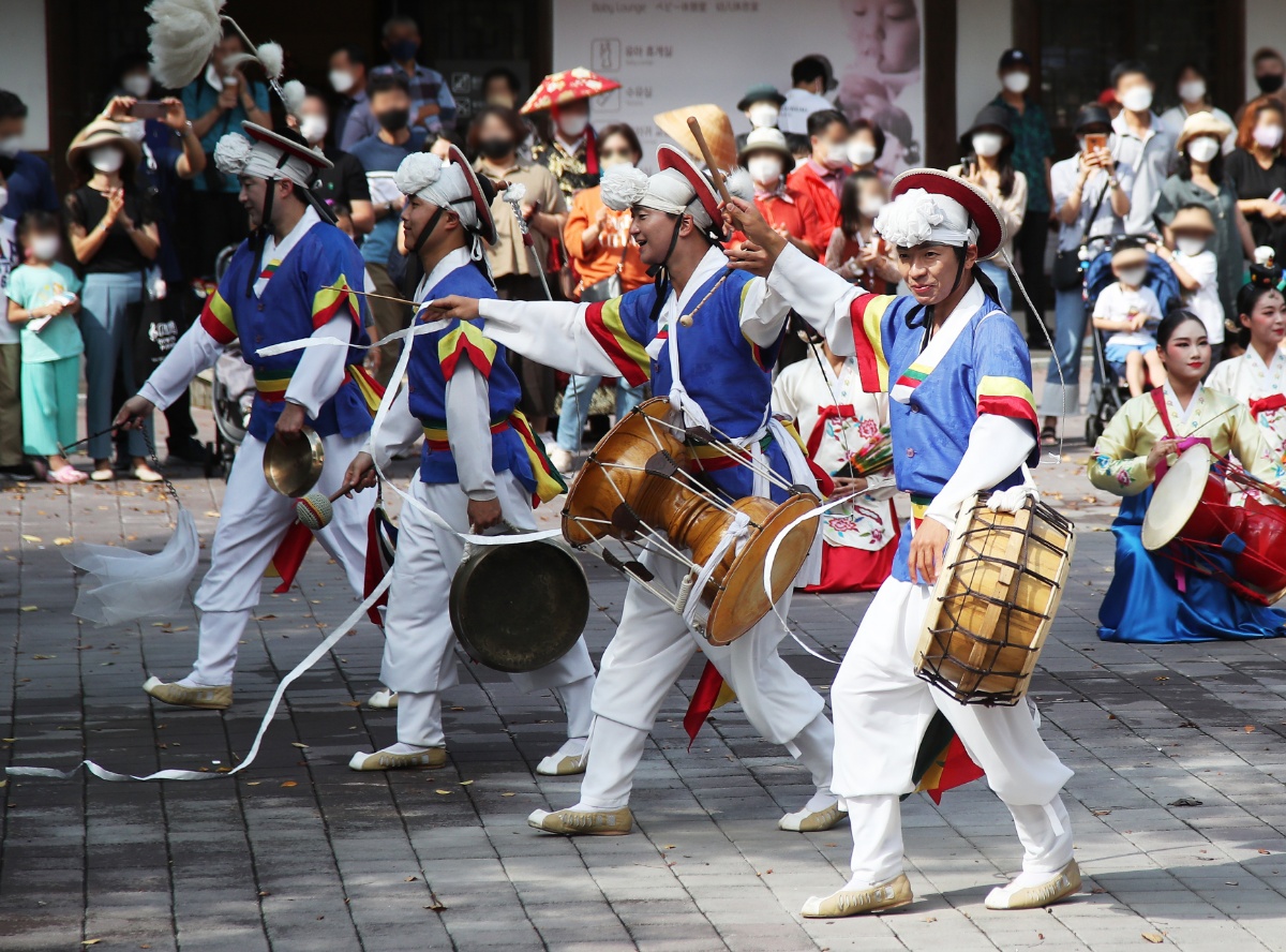 中秋节假期期间 韩国民众在民俗文化村观看表演