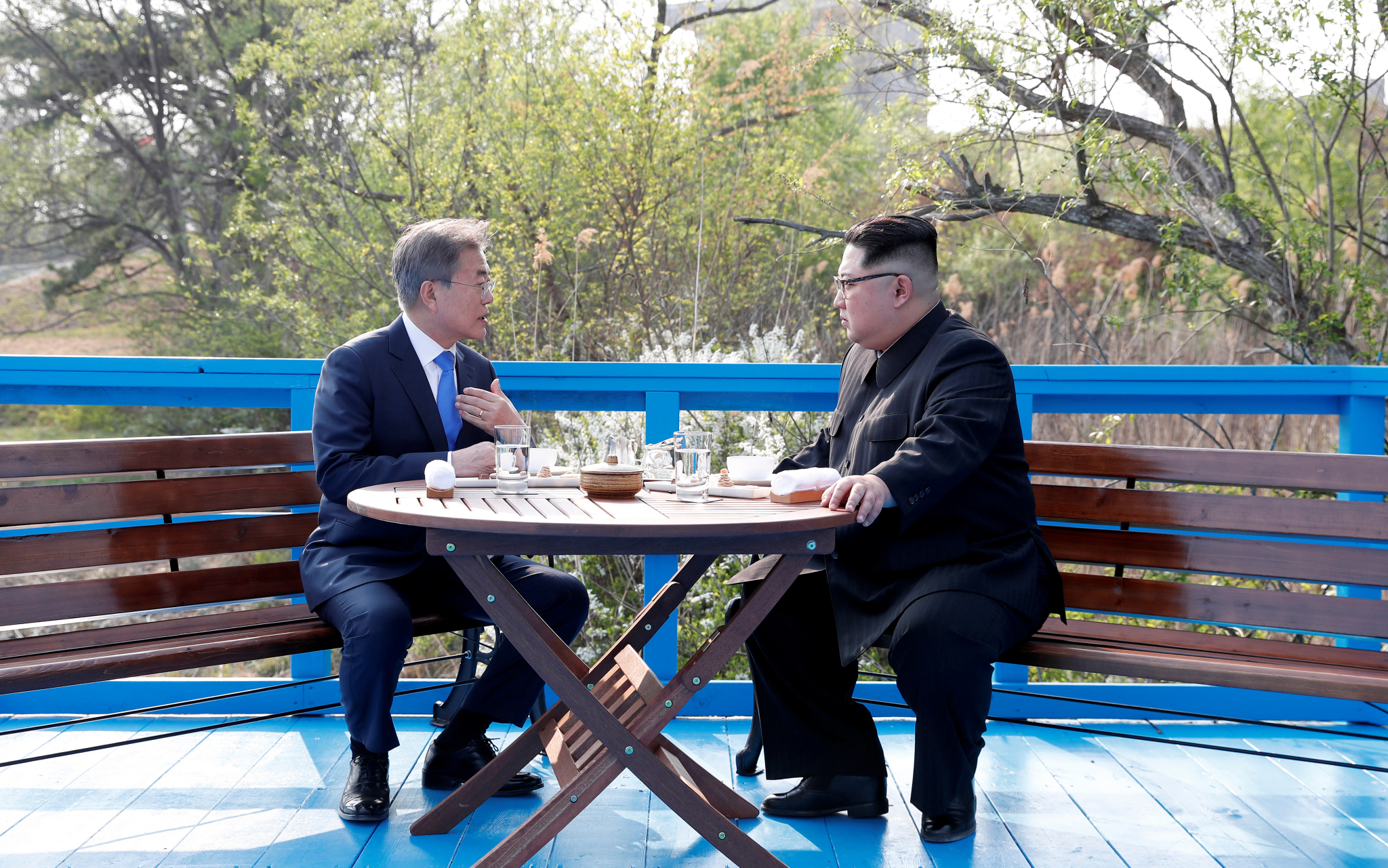 金正恩跨越军事分界线与韩国总统文在寅握手