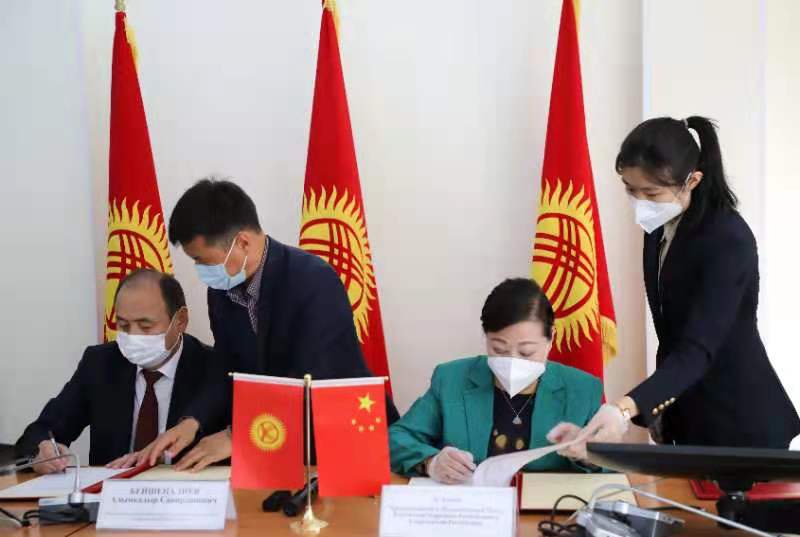 我驻吉尔吉斯斯坦大使杜德文出席新疆维吾尔自治区援吉粮食和抗疫...