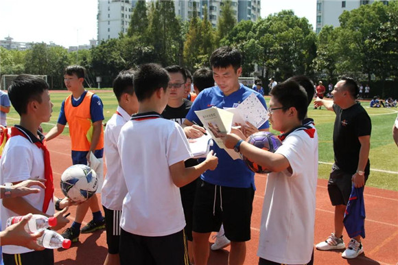 秦升鼓励建平西校学子在学业之余劳逸结合,积极参与体育运动,增强体魄