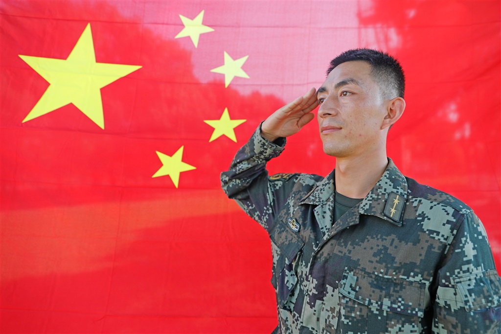 与国旗亲密同框 兵哥哥 花式合影 祝福祖国