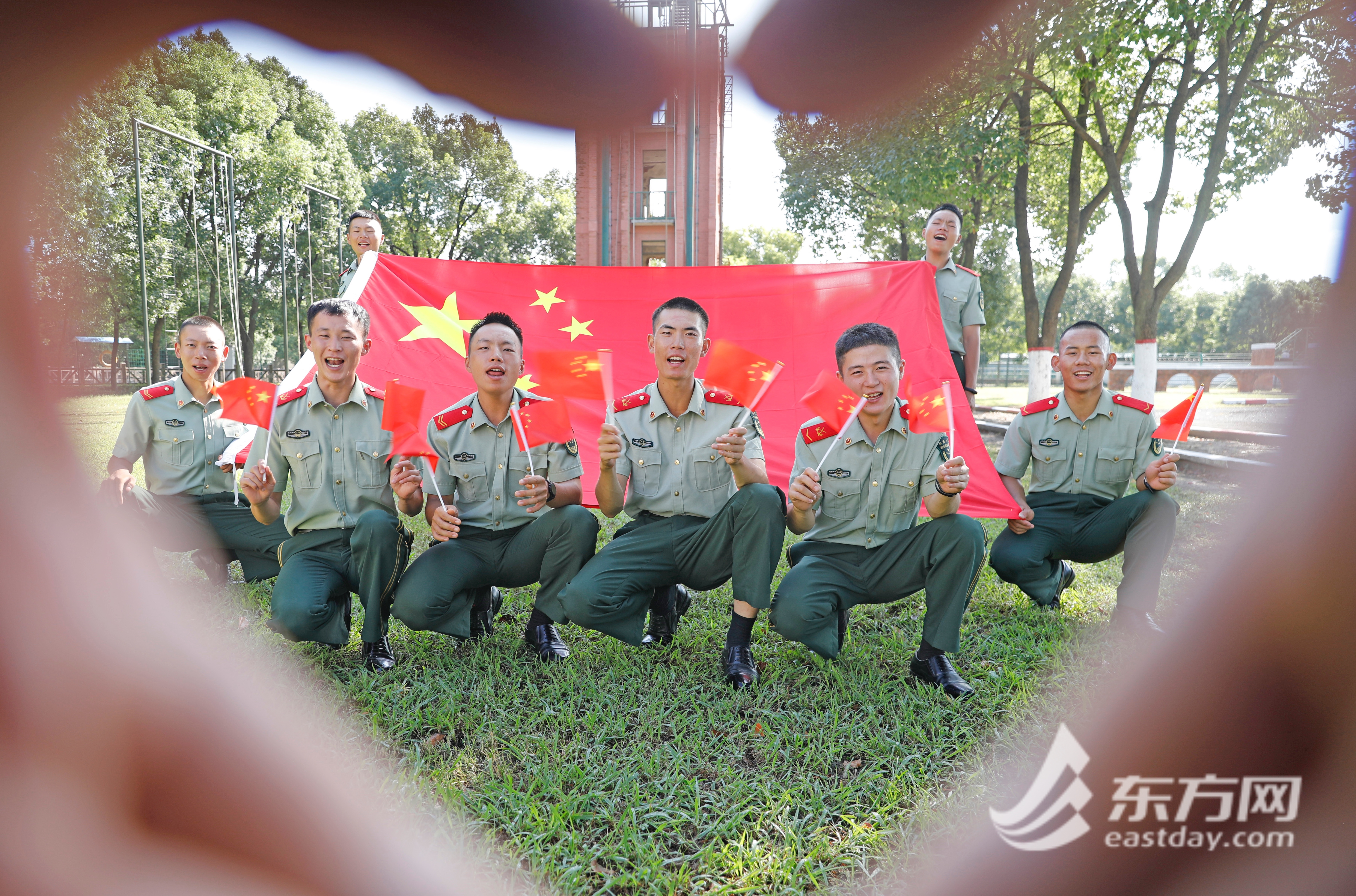 与国旗亲密同框 兵哥哥 花式合影 祝福祖国