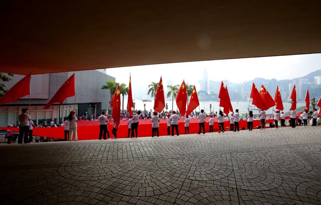 舉行升旗儀式 ☆為慶祝國慶,香港福建中學(小西灣)於今日舉行升旗儀式