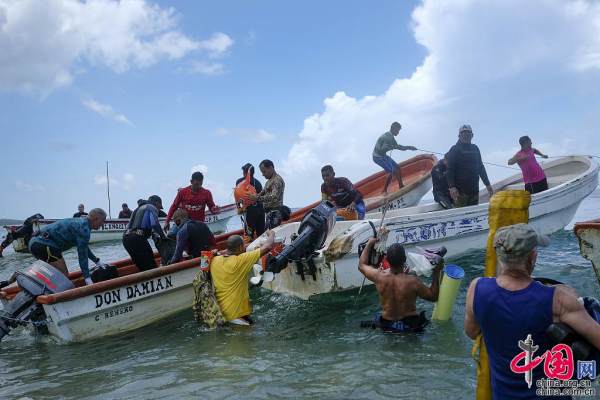 委内瑞拉举行全国水下钓鱼锦标赛捕捉入侵物种红狮鱼